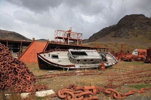 Thị trấn Grytviken (Nam Georgia): Thị trấn này thực tế là một trạm đánh bắt cá voi ở Nam Cực, bị bỏ hoang vào những năm 1966 sau khi nạn săn và tàn sát cá voi nơi đây đạt đến đỉnh điểm và chính quyền không thể thao túng cho hoạt động này được nữa. Còn lại nơi đây chỉ còn là những con tàu ma quái từng ám mùi máu của vô vàn con cá voi, các tòa nhà xuống cấp và một nghĩa trang đáng sợ của những người lao động trước đây được chôn cất qua loa. Grytviken bị bao bọc bởi những ngọn núi cao, tuyết phủ gần như quanh năm nên nơi đây càng trở nên u ám, ma quái.