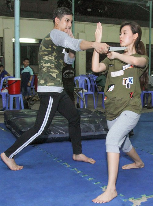 Được biết, vì đây là thể loại phim trinh thám, hành động mang yếu tố kinh dị, nên nữ diễn viên "Thiên mệnh anh hùng" sẽ có khá nhiều cảnh đấu tay đôi cùng xã hội đen. Trong đó, đáng chú ý nhất là màn đấu võ cùng trai đẹp Lưu Quang Anh – nam chính đóng cặp cùng Midu trong phim mới.