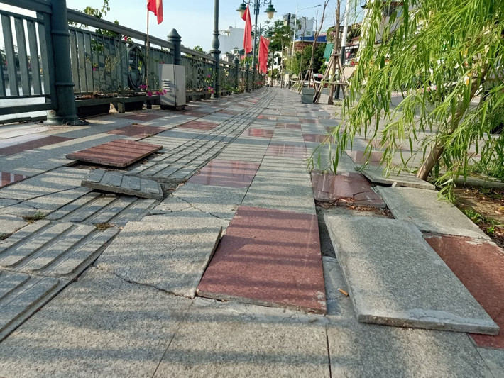 Ngày 3/6, hệ thống gạch lát nền trên tuyến phố đi bộ hai bên bờ sông Tam Bạc (quận Hồng Bàng) đã xuất hiện tình trạng bong tróc, cong vênh, sụt lún. Hiện đoạn vỉa hè đang được sửa chữa.