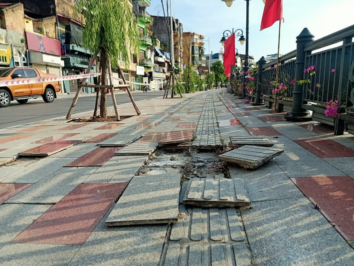Công trình thi công ở cạnh sông có độ uốn lượn, nhiệt độ cao sẽ có sự giãn nở. Hơn nữa đợt này do thời tiết nắng nóng nên khi phát hiện Ban quản lý yêu cầu nhà thầu phải xử lý do công trình chưa được bàn giao. Theo kế hoạch phải hết năm 2021 thì mới bàn giao xong… Đến nay, công trình này đã qua 3 lần sửa chữa như vậy.