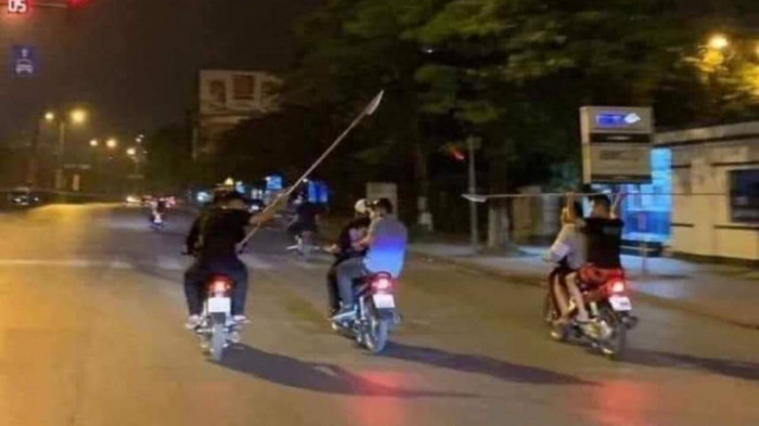 30 người cầm phóng lợn đuổi chém nhau kinh hoàng:Tối 5/6, 2 nhóm thanh niên khoảng 30 thanh niên đi 20 xe mô tô mang theo tuýp sắt gắn dao đuổi nhau gây mất trật tự công cộng tại khu vực gần Trung tâm y tế phường Quang Trung, thành phố Uông Bí. Cảnh sát sau đó đã có mặt truy đuổi và bắt được 3 đối tượng. Theo lời khai các đối tượng này, do xích mích trên mạng xã hội nên hai nhóm đã hẹn nhau giải quyết mâu thuẫn.
