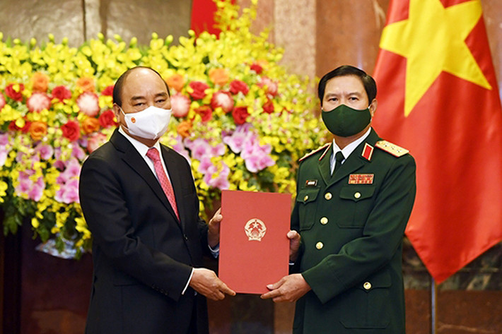 Sáng 3/6, Ủy viên Bộ Chính trị, Chủ tịch nước Nguyễn Xuân Phúc - Chủ tịch Hội đồng Quốc phòng và An ninh, Thống lĩnh các lực lượng vũ trang nhân dân đã trao quyết định bổ nhiệm Tổng Tham mưu trưởng Quân đội nhân dân Việt Nam cho Thượng tướng Nguyễn Tân Cương, Ủy viên Trung ương Đảng, Ủy viên Thường vụ Quân ủy Trung ương, Thứ trưởng Bộ Quốc phòng. Ảnh: QĐND