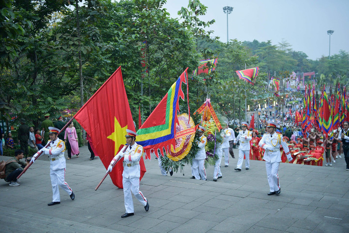 Đi sau là các thiếu nữ mang hương, hoa, lễ vật và 100 thanh niên tượng trưng cho con Lạc, cháu Hồng trong trang phục cổ, tay giương cao cờ hội, thể hiện sức sống mãnh liệt của dòng giống Tiên Rồng cùng đoàn rước kiệu dâng lễ vật hương, hoa, bánh chưng, bánh giầy gắn liền với những truyền thuyết về hoàng tử Lang Liêu và quan niệm Trời tròn - Đất vuông của cha ông ta.