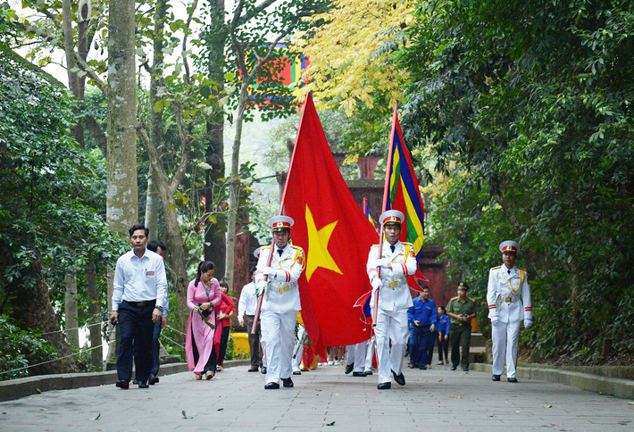 Đoàn lễ lên điện Kính Thiên.