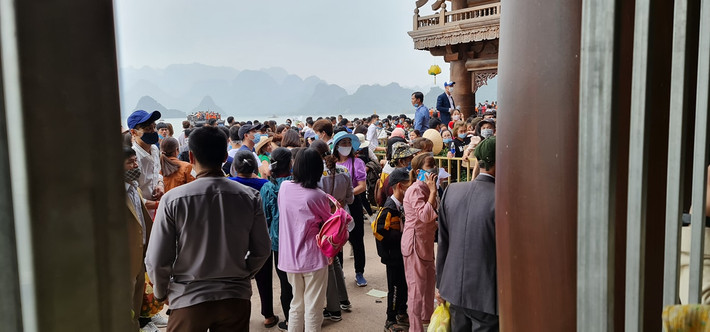 Thượng tọa Thích Minh Quang, đại diện cho chùa Tam Chúc cho biết, lượng khách đông là do người dân đi lễ chùa Hương cũng về chùa Tam Chúc.