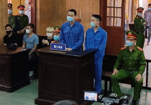 Căn cứ vào hành vi phạm tội của bị cáo, kết quả xét hỏi, tranh luận tại phiên tòa, trên cơ sở đề nghị của đại diện Viện kiểm sát, HĐXX TAND huyện Thanh Miện đã tuyên phạt Hồ Văn Khoa 39 tháng tù và Lã Văn Linh 30 tháng tù về tội Gây rối trật tự công cộng và cố ý làm hư hỏng tài sản.