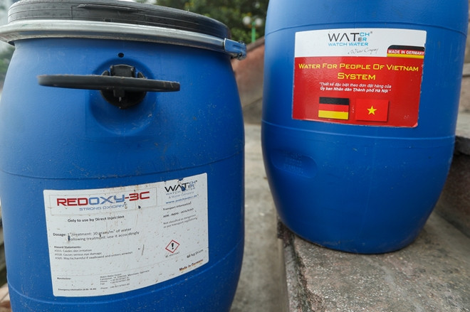 Tháng 8/2016, ông Chung cũng chủ trì cuộc họp với Công ty Watch Water, Nordic Water của Đức về xử lý ô nhiễm nước hồ và cung cấp nước sạch ở Hà Nội. Ông Chung đã giao Công ty Thoát nước chủ trì xử lý ô nhiễm tại các hồ. Công ty TNHH Thoát nước Hà Nội sau đó tổ chức đàm phán với Công ty Watch Water làm rõ quy trình sử dụng chất Redoxy 3C. Ảnh: CAND