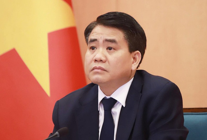 Đồng thời, Cơ quan điều tra ra quyết định khởi tố bị can, thực hiện lệnh bắt bị can để tạm giam đối với ông Nguyễn Đức Chung – nguyên Chủ tịch UBND thành phố Hà Nội và Nguyễn Trường Giang - Giám đốc Công ty TNHH Thương mại dịch vụ Arktic về tội Lợi dụng chức vụ, quyền hạn trong khi thi hành công vụ.