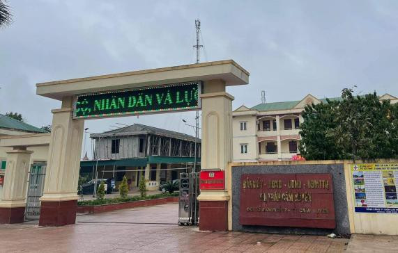 Sau khi bị tống tiền, Bí thư thị trấn xin thôi chức: Ngày 13/3, Ban thường vụ Huyện Uỷ Cẩm Xuyên (Hà Tĩnh) cho biết, đơn vị đã quyết định cho ông Lê Đình Phi, Bí thư Đảng uỷ, Chủ tịch UBND thị trấn Cẩm Xuyên thôi chức Bí thư, Chủ tịch thị trấn Cẩm Xuyên và điều chuyển ông Phi về giữ chức vụ Phó Trưởng ban Dân vận Huyện uỷ. Trước đó, tháng 8/2020, Hoàng Xuân Quý (32 tuổi) gửi một video nhạy cảm được cho là liên quan đến ông Phi rồi yêu cầu ông đưa 150 triệu đồng. Quý sau đó bị bắt và phải lĩnh án 10 tháng tù về tội “Cưỡng đoạt tài sản”. (Nguồn: Tiền Phong)