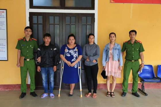 Người quay clip đánh ghen cô gái lõa thể ở Huế bị khởi tố: Ngày 13/3, Công an thị xã Hương Trà, tỉnh Thừa Thiên - Huế cho biết đã khởi tố Đặng Thị Hà (ở xã Hải Dương) về tội Làm nhục người khác và Cố ý gây thương tích. Hà là một trong 7 người tham gia vụ đánh ghen một cô gái ở bãi biển Hải Dương hồi tháng 11/2020. Đồng thời, Hà đã sử dụng điện thoại quay cảnh đánh ghen trên.