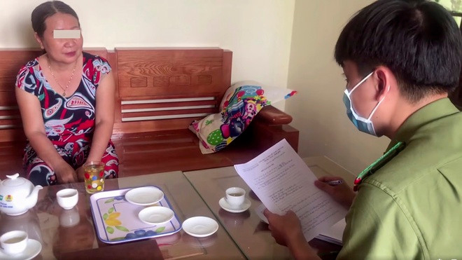 Cảnh sát điều tra hiệu quả chữa bệnh của ông Võ Hoàng Yên: Ngày 13/3, Chủ tịch UBND huyện Bình Sơn, tỉnh Quảng Ngãi cho biết, cảnh sát đã vào cuộc điều tra, xác minh hiệu quả chữa bệnh của Lương y Võ Hoàng Yên cho người dân địa phương. Tháng 7/2020, huyện Bình Sơn mời ông Võ Hoàng Yên về khám, chữa bệnh miễn phí cho 1000 người dân. Hiện 12 gia đình cho biết, ông Yên chữa không đạt hiệu quả. (Ảnh: Zing)