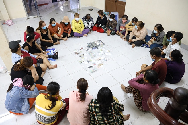 Hàng chục "quý bà" bị bắt quả tang chơi bạc: Ngày 13/3, Công an huyện Châu Thành phối hợp phòng Cảnh sát cơ động Công an tỉnh Tây Ninh triệt xoá tụ điểm đánh bạc dưới hình thức đánh bài cào ăn thua bằng tiền do Trần Thị Phụng cầm đầu. Cảnh sát bắt quả tang 25 đối tượng đánh bạc, thu giữ hơn 279 triệu đồng. (Ảnh: CAND)