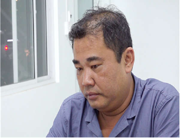 Ngày 2/3/2021, Cơ quan điều tra tiến hành khám xét chỗ ở, nơi làm việc của Trần Trí Mãnh (SN 1980, phường Châu Phú A, thành phố Châu Đốc, tỉnh An Giang), Giám đốc Công ty TNHH thương mại và sản xuất Gia Thịnh để điều tra về hành vi "Sản xuất, buôn bán hàng giả". Ngoài việc khai báo các sai phạm liên quan đến hành vi sản xuất, buôn bán hàng giả, Mãnh còn khai báo thêm có một số đối tượng có hành vi lừa đảo chiếm đoạt tài sản có liên quan đến Mãnh.