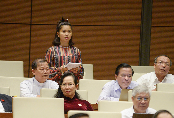 Đồng thời cho biết, chưa hài lòng với bản thân với vai trò là người đại diện cho cử tri. “Còn nhiều điều, nhiều thứ tôi thấy với vai trò là ĐBQH mình chưa đủ điều kiện, thời gian thực hiện được hết những mong muốn của cử tri. Còn rất nhiều vấn đề phải trăn trở, phải nghiên cứu sâu hơn nữa về môi trường, về chế độ chính sách, về đời sống của cử tri đồng bào nơi tôi đang sống, nơi tôi đã đến và đi qua…”.