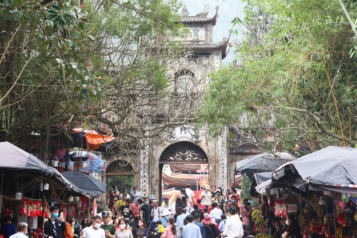 Tại chùa Hương dù mới mở cửa trở lại nhưng 2 ngày qua, đã đón hơn 4 vạn. Dự kiến lượng khách đổ về chùa Hương sẽ còn đông hơn nữa trong thời gian tới. Ảnh: Kinh tế Đô thị.