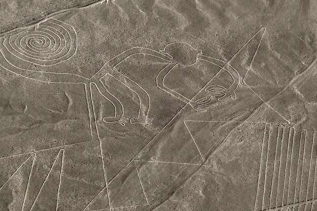 Một giả thuyết khác cho rằng, những đường kẻ Nazca có thể là nơi phi thuyền của người ngoài hành tinh cất cánh và hạ cánh. Trong khi đó, quan điểm khác cho rằng, những hình vẽ bí ẩn trên sa mạc Nazca có thể chỉ dẫn tới những nguồn nước quý giá.