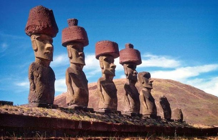 Trong hàng trăm năm qua, đảo Phục Sinh (Rapa Nui) ở Chile hấp dẫn giới khoa học bởi có hàng trăm tượng "Moai" bí ẩn. Đó là những bức tượng nguyên khối được chạm khắc tỉ mỉ, tinh xảo.