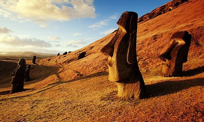 Mỗi bức tượng "Moai" có khuôn mặt dài, hai mắt lõm sâu, lông mày rậm, miệng nhô, tai dài, sống mũi cao gồ. Thêm nữa, mặt của các bức tượng hướng ra biển hoặc hướng về phía Mặt Trời.