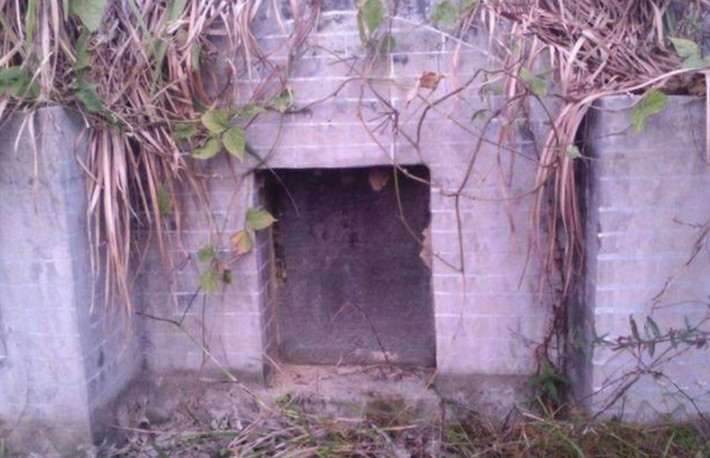 Nghiêm Cự Quang là nhà sư người Tứ Xuyên, sống ở thành phố Nội Giang, Tứ Xuyên, Trung Quốc dưới thời nhà Minh. Sau khi viên tịch, ông được mai táng tại núi Thiên La, thành phố Long Xương, tỉnh Tứ Xuyên. Khi mở mộ 500 tuổi của nhà sư này, các chuyên gia khảo cổ có phát hiện bất ngờ.