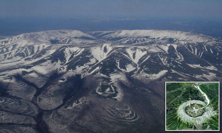 Nằm ở vùng Khabarovsk, gần phía tây nam của Okshotsk và phía đông nam của Yakutsk, ngọn núi Kondyor Massif là cấu trúc địa chất có đường kính 8 km và nhô cao khoảng 600 m.