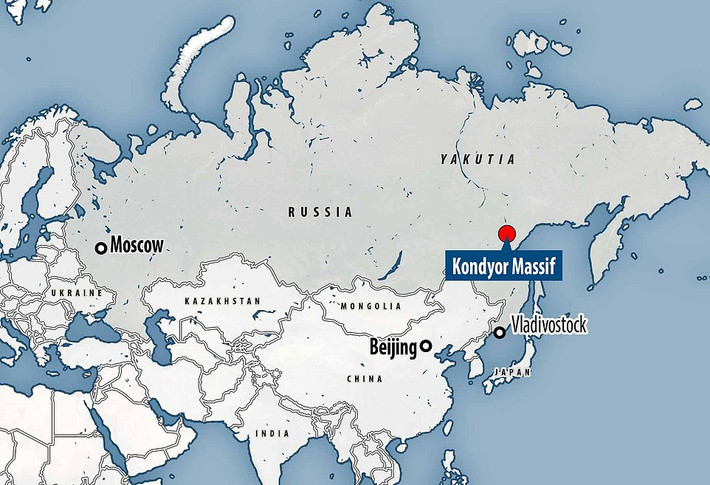 Ngọn núi Kondyor Massif còn nổi tiếng là nơi có loại khoáng sản đặc biệt gọi là Konderite được cấu tạo từ đồng, bạch kim, rhodium, chì và lưu huỳnh. Mỗi năm, khoảng 4 tấn bạch kim được khai thác tại "núi kho báu" này.
