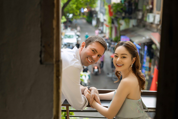 Lan Phương diện áo lụa cúp ngực và váy dài khoe dáng mảnh mai còn David Duffy mặc áo sơ-mi, quần jean đơn giản. Bộ ảnh ghi lại những khoảnh khắc bình dị của họ buổi dạo thủ đô.