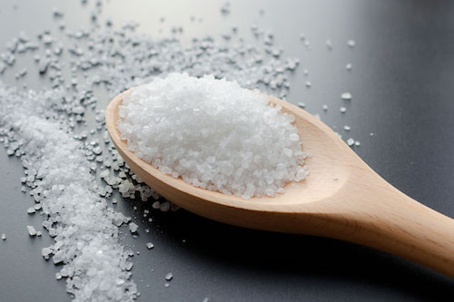 Do món ăn khác với bình thường nên ông Constantin đã hỏi vợ có cho thêm gia vị nào hay không. Vợ của ông nói không cho thêm bất cứ thứ gì như những lần làm món cuốn trước đó. Vì vậy, ông kiểm tra và phát hiện vị ngọt đó đến từ chất dẫn xuất hóa học mà bản thân làm đổ trên tay mình.