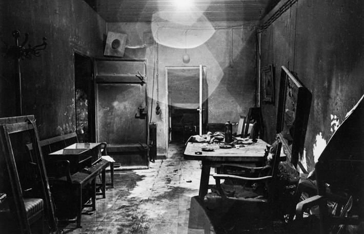 Chiều ngày 30/4/1945, trùm phát xít Hitler và vợ mới cưới - Eva Braun đã tự sát trong hầm ngầm ở Berlin, Đức vì không muốn rơi vào tay quân Đồng minh. Trong ảnh là bên trong căn hầm ngầm nơi vợ chồng Hitler tự tử vào năm 1945.