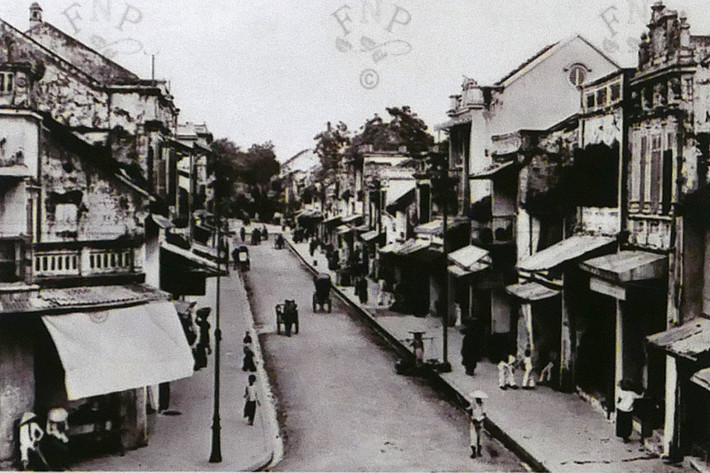 Thôn Cổ Vũ ở Hà Vĩ (Thường Tín, Hà Đông) có nghề làm đồ gỗ sơn đã lên lập nghiệp ở khu 36 phố phường Hà Nội và hình thành nên phố Hàng Hòm (trong ảnh).