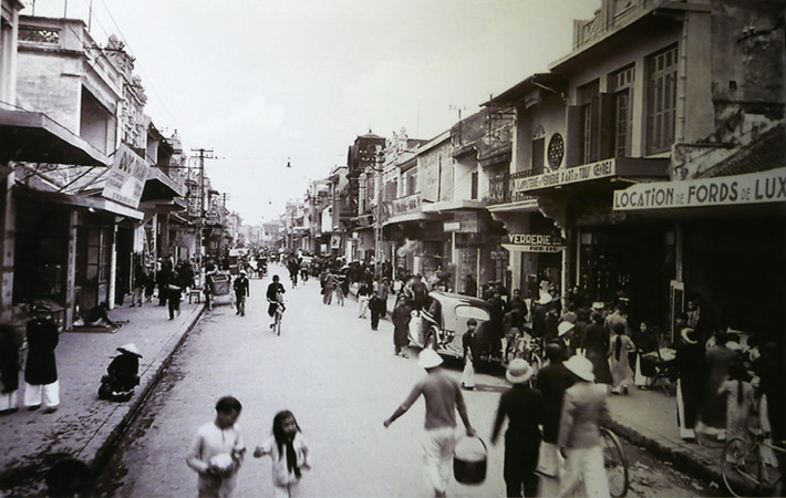 Cách đây hơn 100 năm, phố Hàng Bồ là nơi tập trung nhiều cửa hàng của người Việt, người Hoa cũng như các hãng của Anh, Mỹ và Nhật Bản.