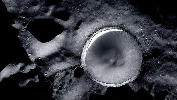 NASA mới công bố một bức ảnh rất chi tiết cho thấy phần bên trong của miệng hố va chạm Shackleton tại vùng cực Nam của Mặt Trăng. Trong bức ảnh, miệng hố va chạm Shackleton có độ tròn khá hoàn hảo, trông giống như dấu vết của một đĩa bay từng hạ cánh xuống vệ tinh tự nhiên của Trái Đất.