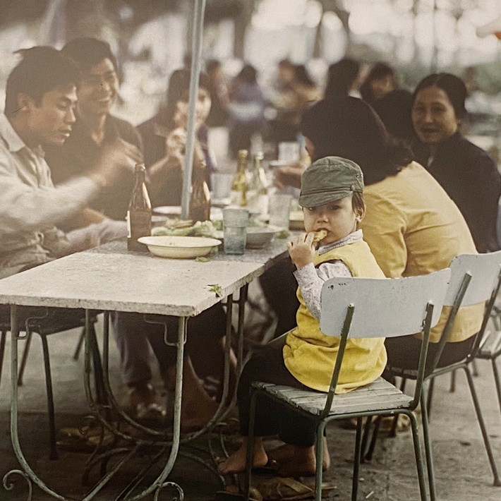Một quán ăn sáng ở khu vực hồ Hoàn Kiếm năm 1975.
