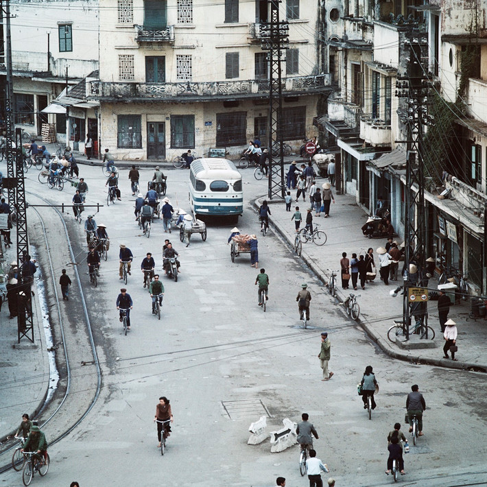 Trong những năm 1967 - 1975, người dân chủ yếu di chuyển bằng xe đạp, xích lô. Nếu đi địa điểm gần, nhiều người lựa chọn đi bộ.