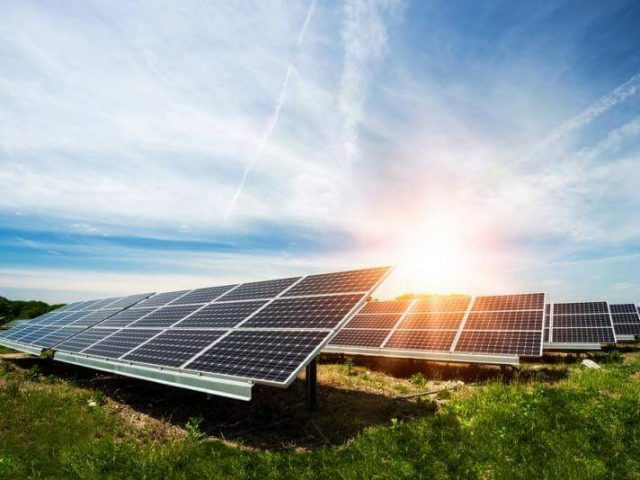 Tiên đoán về thế giới năm 2025 được các chuyên gia của hãng Thomson Reuters đưa ra đầu tiên là về năng lượng Mặt trời. Họ dự báo đây sẽ là nguồn năng lượng lớn nhất được sử dụng trên thế giới vào năm 2025. Theo đó, con người sẽ sử dụng năng lượng Mặt trời trong nhiều lĩnh vực đời sống.