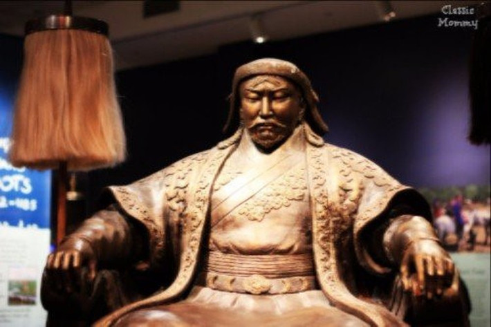 Khi còn trẻ, Thành Cát Tư Hãn từng dựa vào địa thế ngọn núi Burkhan Khaldun để làm nơi trú ẩn khi chiến đấu với bộ tộc Merkid. Thành Cát Tư Hãn cũng từng chạy lên núi Burkhan Khaldun để lẩn tránh kẻ thù. Nhờ vậy, ông sống sót vượt qua giai đoạn khó khăn. Về sau, ông thường cầu nguyện trước ngọn núi linh thiêng này.