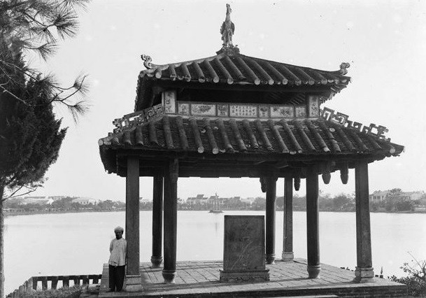 Một người đàn ông đứng ở đình Trấn Ba, phía Nam đền Ngọc Sơn năm 1896.