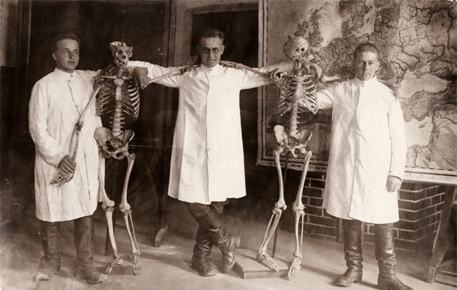 Ba sinh viên ngành y chụp ảnh với 2 mô hình bộ xương vào những năm 1920.