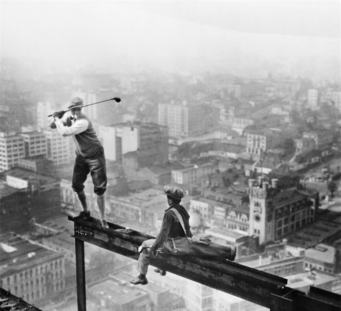 Một người đàn ông chơi golf trên một tòa nhà đang được xây dựng ở Los Angeles, Mỹ năm 1927.