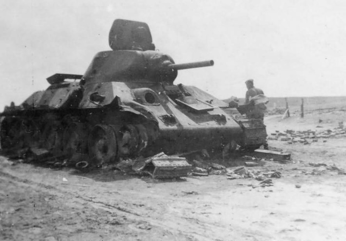 Ngoài ra, xe tăng T-34 còn được trang bị thêm 2 khẩu súng máy (1 nằm trong thân tăng, cái còn lại được lắp đặt cùng với pháo lớn) có tác dụng vô hiệu hóa bộ binh Đức quốc xã ở cự ly ngắn hơn.