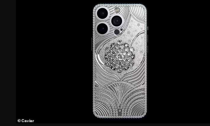 Theo đó, người mua có thể chọn các phiên bản trong iPhone 15 series để Caviar tùy chỉnh thành chiếc điện thoại sang trọng nhất. Tùy thuộc vào từng phiên bản bộ nhớ, mỗi sản phẩm thuộc iPhone 15 series qua tay Caviar sẽ có giá khoảng 562.700 - 564.700 USD (khoảng 13,5 - 13,6 tỷ đồng).