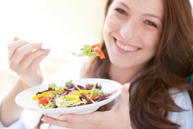 Bỏ bữa sáng: Chúng ta đều biết tầm quan trọng của bữa sáng, nhưng đây vẫn là bữa mà nhiều người bỏ qua nhất. Sau 7 - 8 tiếng không nạp thêm dinh dưỡng, nếu bạn không ăn sáng, cơ thể sẽ bắt đầu phá các cơ để lấy năng lượng, gây rối loạn trao đổi chất.