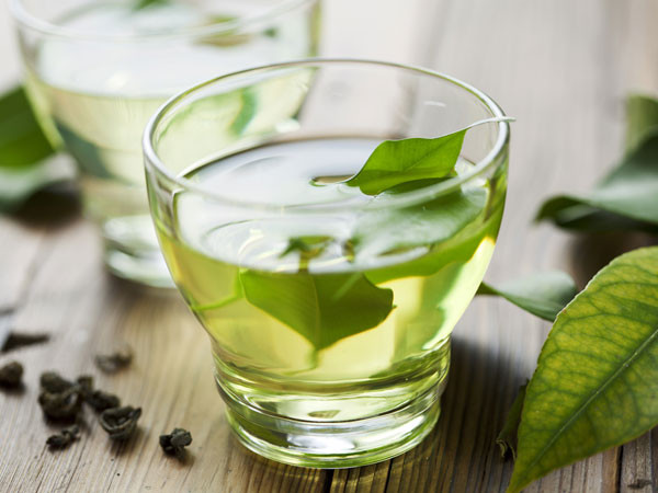 Trà xanh: Ít người biết rằng trà xanh cũng là thực phẩm giảm viêm cơ thể. Đồ uống tốt cho sức khỏe này có chứa epigallocatechin-3-gallate (EGCG), được biết là có tác dụng chống viêm mạnh mẽ.