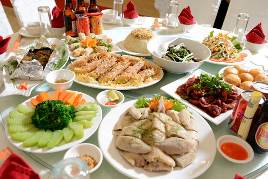 Gà luộc là món ăn chính trong các dịp lễ lớn của người Việt. Tiệc cưới của cầu thủ Phan Văn Đức cũng có món gà luộc lá chanh. Món ăn truyền thống này được trang trí đẹp mắt với da gà vàng óng, miếng gà chặt đều, rắc lá chanh...