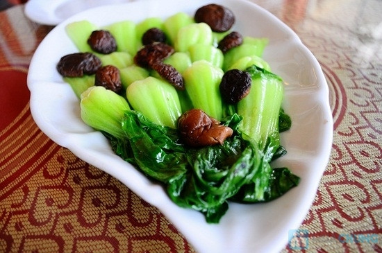 Cải chíp sốt dầu hào cũng là món ăn thanh đạm có màu xanh bắt mắt nên thường được chọn làm món ăn trong các mâm cỗ cưới của người Việt. Ảnh: Internet. Video "Chế biến món ngon từ nấm đông cô". Nguồn: VTC.
