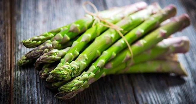 Một số loại rau: Chuyên gia khuyến cáo người mắc bệnh gút nên ăn nhiều rau, nhưng vẫn cần tránh các loại rau có hàm lượng purine cao như măng tây, nấm, đậu Hà Lan, rau chân vịt và súp lơ.