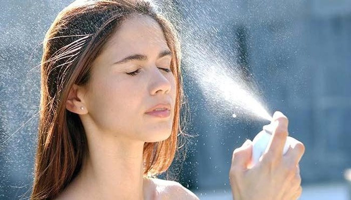 Xịt khoáng sau khi trang điểm cũng là cách giúp bạn giữ được lớp trang điểm lâu trôi hơn, đồng thời việc tạo hơi nước giúp tổng thể gương mặt tự nhiên. Ảnh: Internet. Video "Bí quyết làm đẹp của sao Việt". Nguồn: VTC.