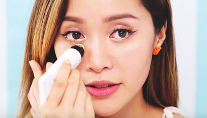 Kem che khuyết điểm: Với tác dụng làm mờ sẹo, quầng thâm mắt và làm đều màu da, kem che khuyết điểm trở thành vật không thể thiếu trong túi xách của mọi cô gái.