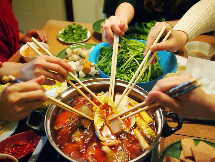 Món lẩu đêm giao thừa: Người dân Trung Quốc trên khắp thế giới đều lựa chọn làm món lẩu nóng hổi vào đêm giao thừa cho cả gia đình quây quần. Đặc điểm chính của món ăn này là mọi người cùng ăn chung một nồi. Truyền thống này thể hiện cho sự đoàn kết trong gia đình, cũng như sự đoàn tụ của các thành viên.