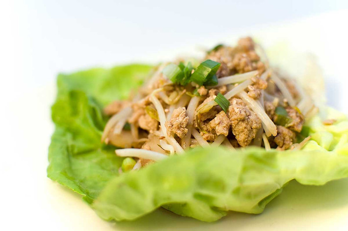 Thức ăn bọc rau diếp: Các loại thức ăn bọc trong rau diếp khá đa dạng, và được tiêu thụ mạnh trong dịp năm mới để đem lại tiền tài may mắn, do cách phát âm của rau diếp theo tiếng Quảng Đông cũng tương tự như "gia tài". Ảnh: Internet.