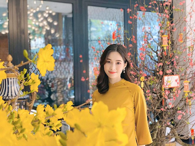 Hoa hậu Thu Thảo diện áo dài vàng, khoe sắc bên hoa mai ngày đầu năm.